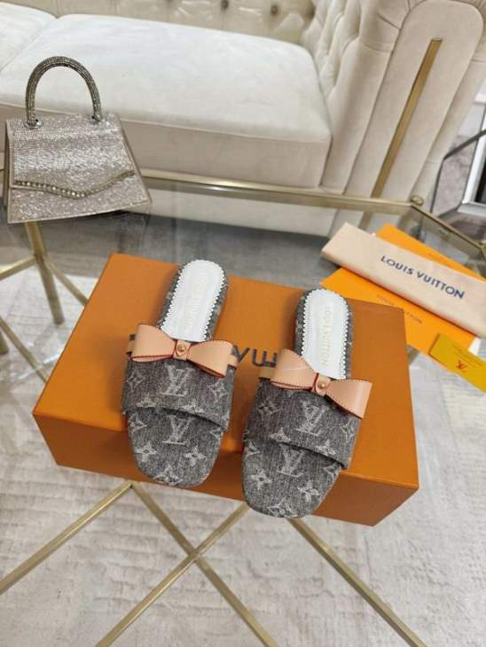 Picture of Louis Vuitton Slippers _SKULVsz35-43jyh0704603